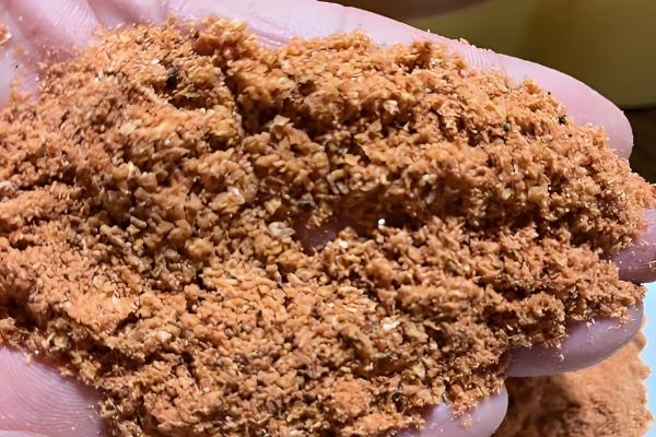 轻麸的制作原料，一般用麦麸、谷物的外壳等材料制成