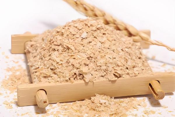 轻麸的制作原料，一般用麦麸、谷物的外壳等材料制成