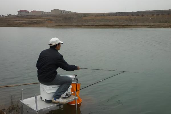 台钓新手怎么入门，在正方形的池塘中钓四个角