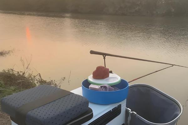 台钓新手怎么入门，在正方形的池塘中钓四个角