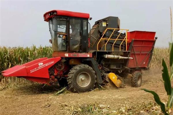 收获机使用的注意事项，起动前需鸣喇叭三次以上