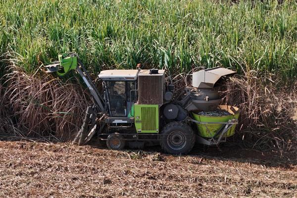 收获机使用的注意事项，起动前需鸣喇叭三次以上