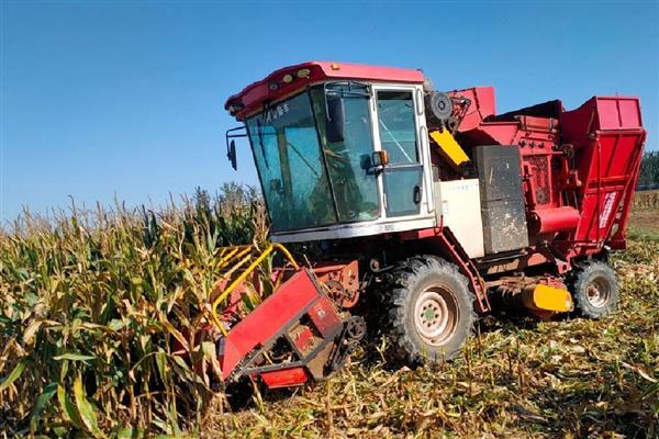 收获机使用的注意事项，起动前需鸣喇叭三次以上