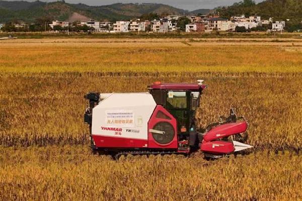 收获机使用的注意事项，起动前需鸣喇叭三次以上