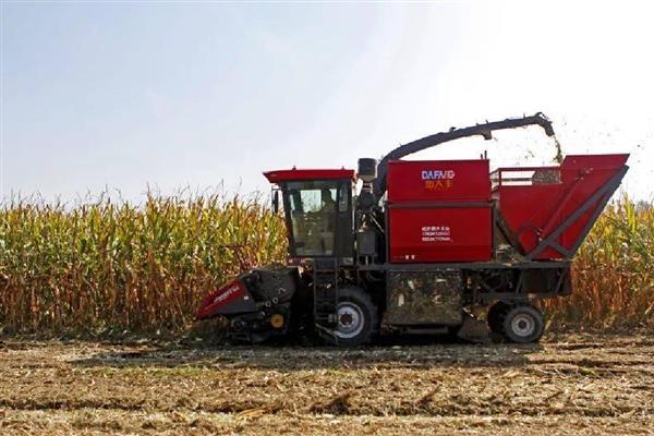 收获机使用的注意事项，起动前需鸣喇叭三次以上