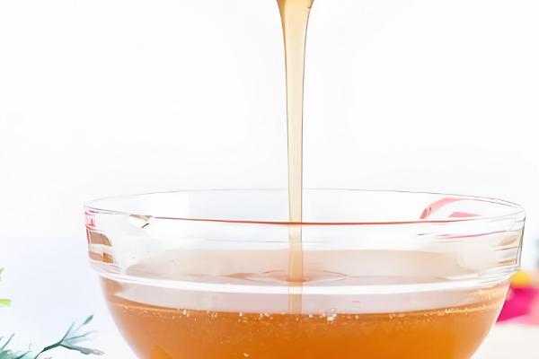 如何辨别槐花蜜的真假,可以根据色泽和香味来分辨