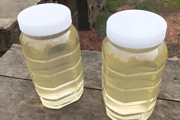 如何辨别槐花蜜的真假,可以根据色泽和香味来分辨