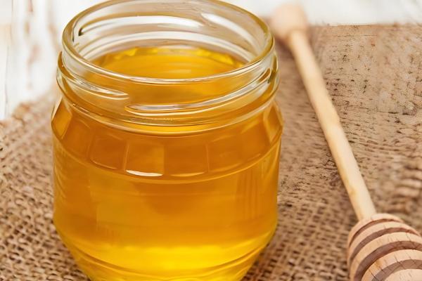 如何辨别槐花蜜的真假,可以根据色泽和香味来分辨