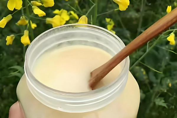 如何辨别槐花蜜的真假,可以根据色泽和香味来分辨