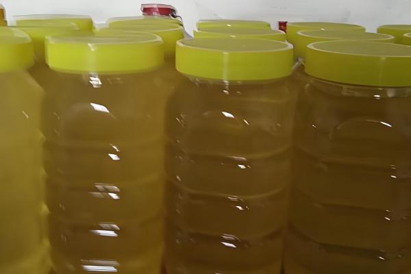 如何辨别槐花蜜的真假,可以根据色泽和香味来分辨