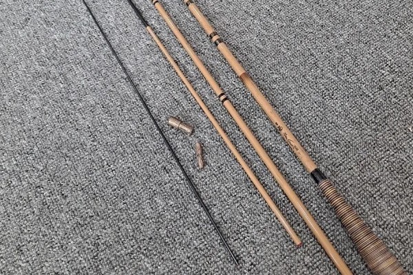 传统钓鱼竿的适宜长度,可选择收缩长度小于80厘米的溪流竿