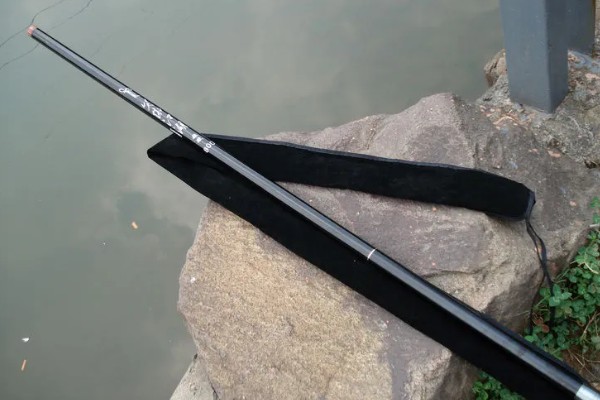 传统钓鱼竿的适宜长度,可选择收缩长度小于80厘米的溪流竿