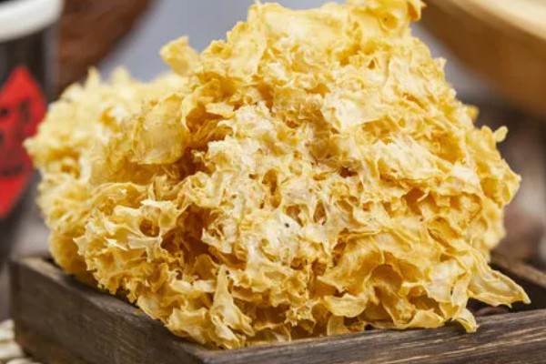 鲜银耳和干银耳的区别，外观和颜色均不同