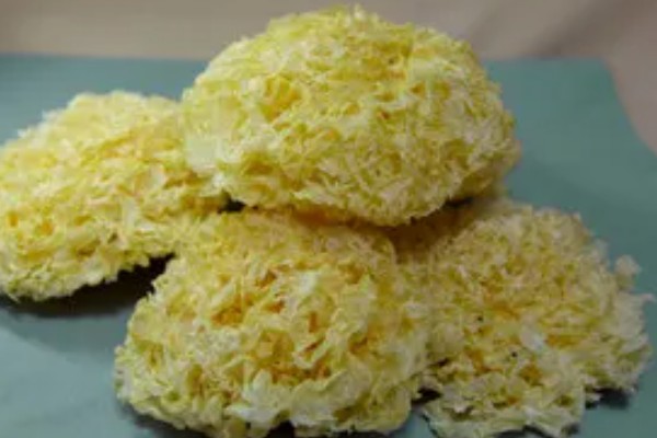 鲜银耳和干银耳的区别，外观和颜色均不同