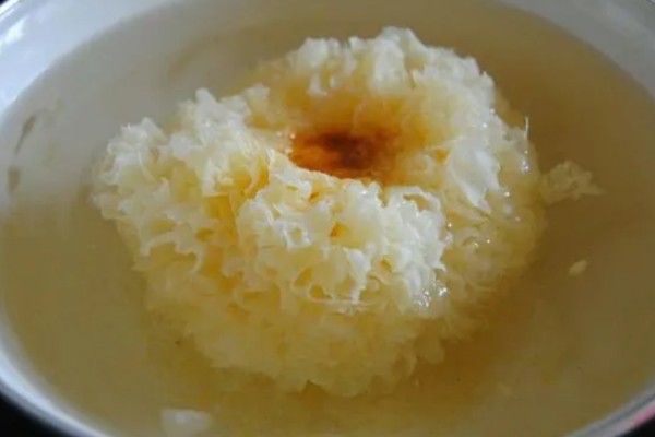 鲜银耳和干银耳的区别，外观和颜色均不同