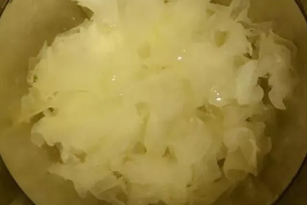 鲜银耳和干银耳的区别，外观和颜色均不同