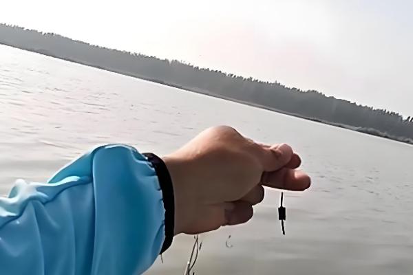 台钓怎么调漂，可采取重铅找底、下挪浮漂等方法