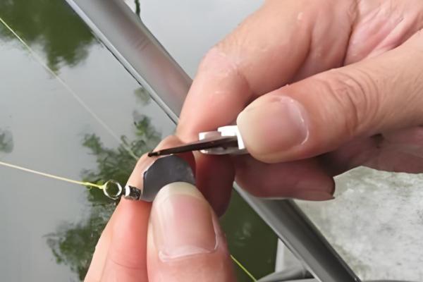 台钓怎么调漂，可采取重铅找底、下挪浮漂等方法