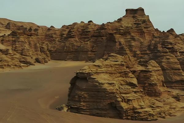 雅丹地貌是什么，是指风对干旱区的地面形成的垄槽地形