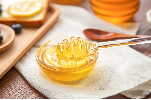 喂白糖产出来的蜂蜜怎么鉴别，在味道上截然不同