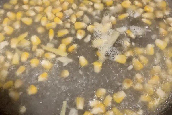 玉米发酵做窝料的方法，慢煮放凉后拌上曲酒和蜂蜜再密封发酵