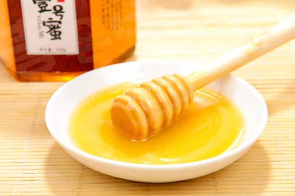 玉米发酵做窝料的方法，慢煮放凉后拌上曲酒和蜂蜜再密封发酵
