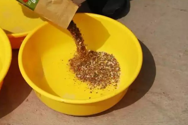 玉米发酵做窝料的方法，慢煮放凉后拌上曲酒和蜂蜜再密封发酵