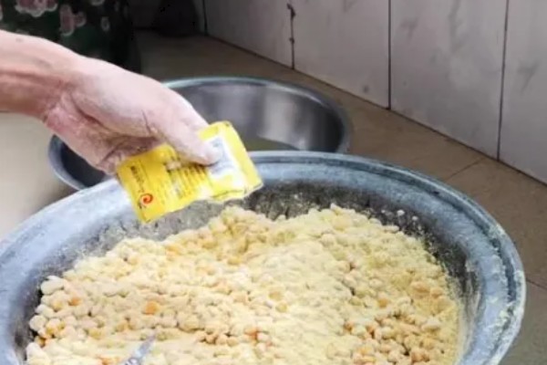 玉米发酵做窝料的方法，慢煮放凉后拌上曲酒和蜂蜜再密封发酵