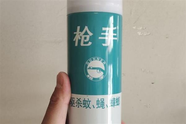 杀虫气雾剂怎么开盖，按照瓶口上提示的方向用力旋转
