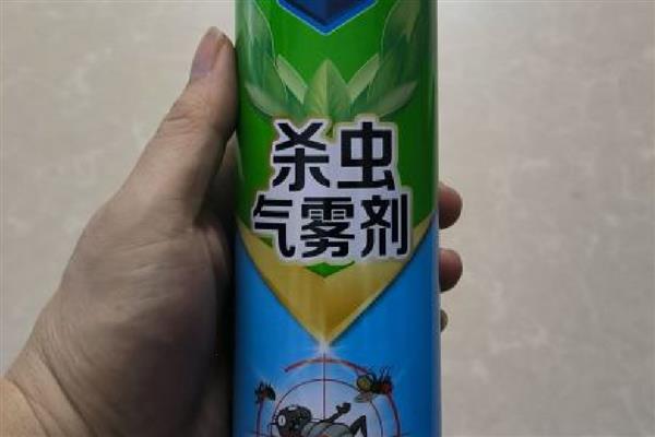 杀虫气雾剂怎么开盖，按照瓶口上提示的方向用力旋转