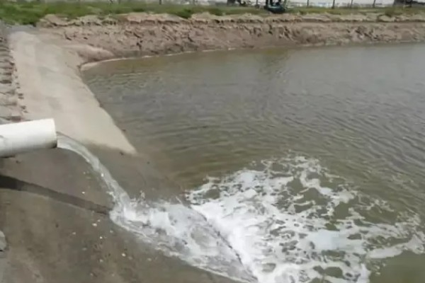 鱼塘水质怎么调理，每隔7-10天加注新鲜水