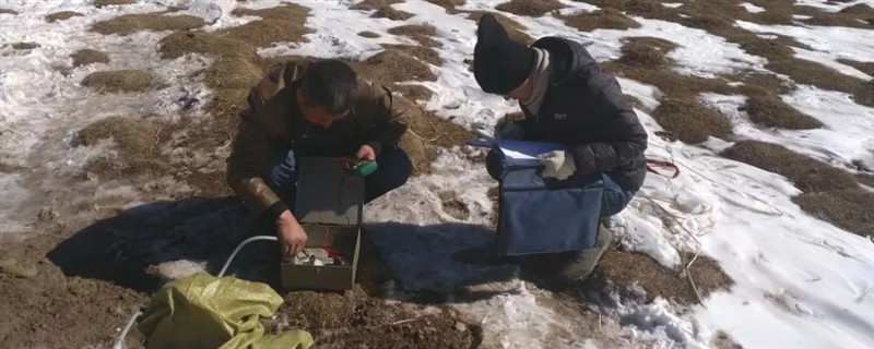 冬天挖冻土的办法，可以用100℃的开水浇灌