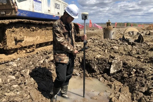 冬天挖冻土的办法，可以用100℃的开水浇灌