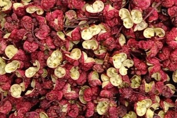 红花椒和青花椒的区别，果皮外表不同