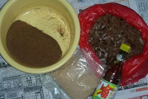 鲤鱼投喂饲料有哪些配方，原料一般有麸皮、鱼粉等