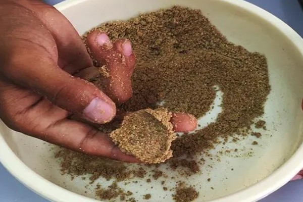 鲤鱼投喂饲料有哪些配方，原料一般有麸皮、鱼粉等
