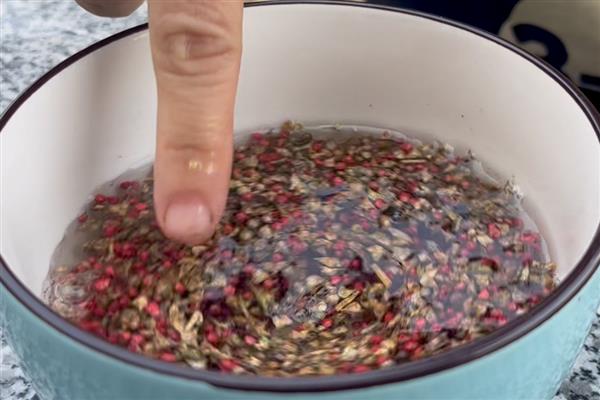 蔬菜浸种的方法，可用常温水浸种、温汤浸种等