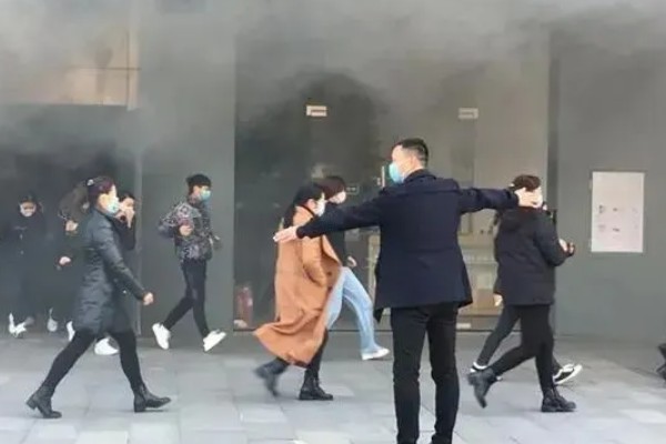 台风来临前要准备什么,要及时关紧门窗