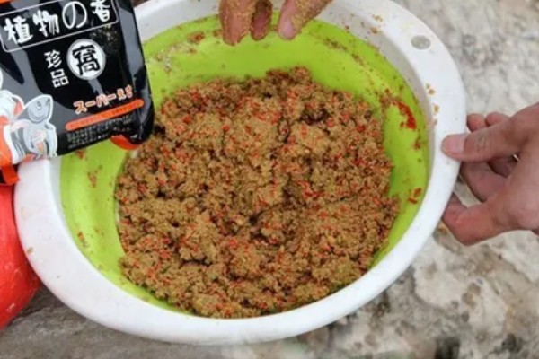 野钓白条鱼选择什么饵料,红虫、蚯蚓、麦粒都是常用的自然饵