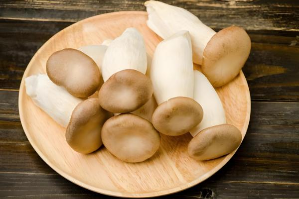 杏鲍菇和鸡腿菇有什么区别，菌盖颜色、形状等方面都不同