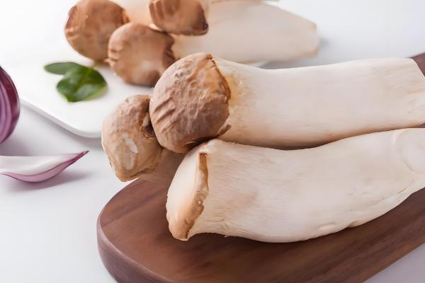 杏鲍菇和鸡腿菇有什么区别，菌盖颜色、形状等方面都不同