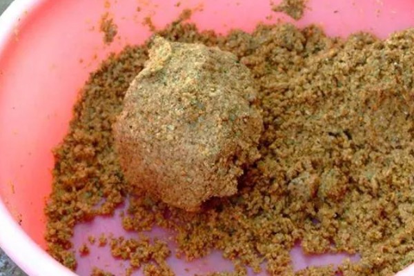 菜籽饼钓鲢鳙效果好不好，要跟一定量的水进行混合才能使用