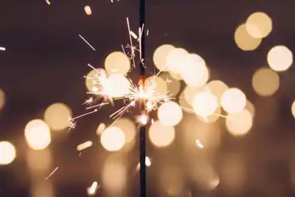 散射光照的含义，指阳光照射窗户等地方发射出来的光线