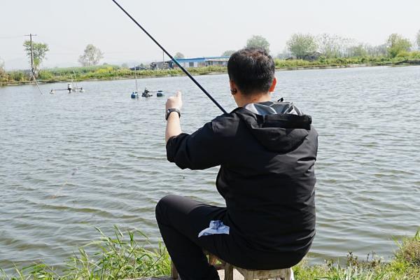 台钓和传统钓有什么区别,钓点、钓具、调漂方法都不同