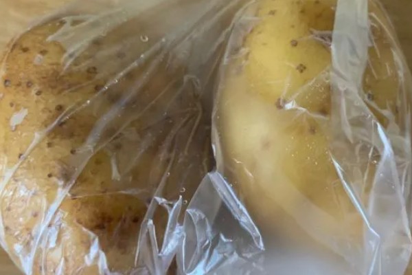 家庭长久储存土豆的方法,包上保鲜膜放塑料袋避光保存