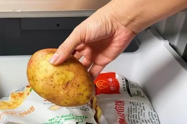 家庭长久储存土豆的方法,包上保鲜膜放塑料袋避光保存