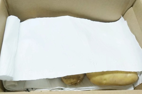 家庭长久储存土豆的方法,包上保鲜膜放塑料袋避光保存