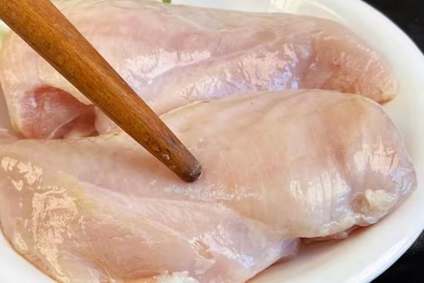 猫咪能吃生骨肉吗,可以吃但不能经常饲喂