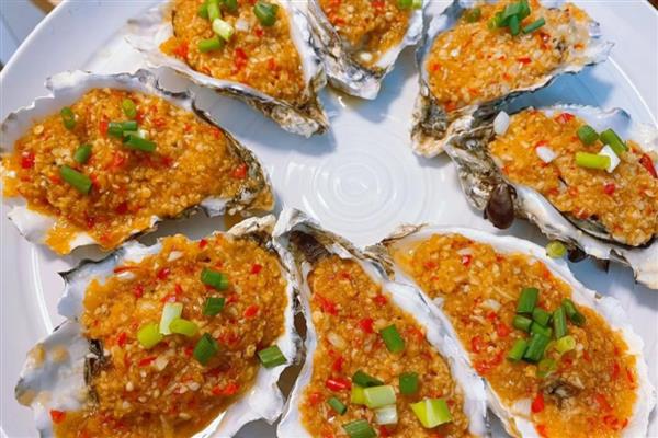 生蚝的食用方法,可以做成蒜蓉蒸生蚝、焗生蚝