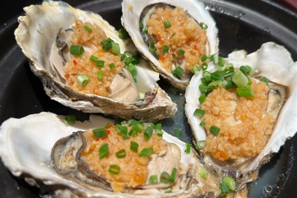 生蚝的食用方法,可以做成蒜蓉蒸生蚝、焗生蚝